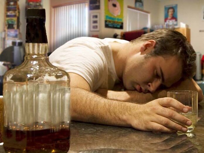 Un bărbat bea alcool, cum să-l faci să se oprească